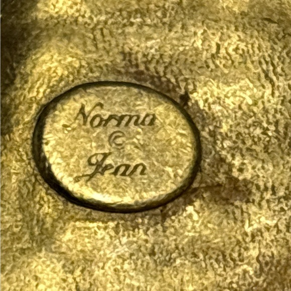 🛍️ 3 for $25 🛍️ Vintage Norma Jean Brushed Gold Tone Clip Earrings 1-7/16” - Picture 6 of 7